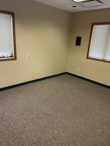 More Photos Of 1105 E Algonquin Rd, Arlington Heights Office For Lease
