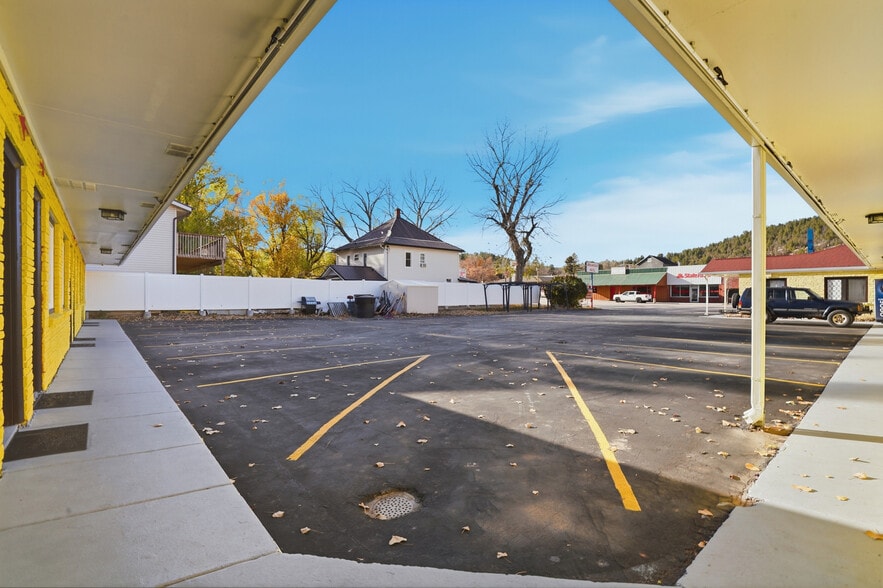More Photos Of 214 E Cleveland St, Sundance Hotel For Sale