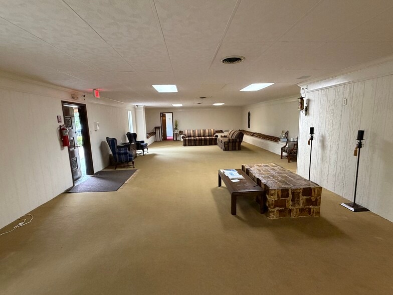 More Photos Of 1951 E 3rd St, Corinth Cemetery Mausoleum For Sale