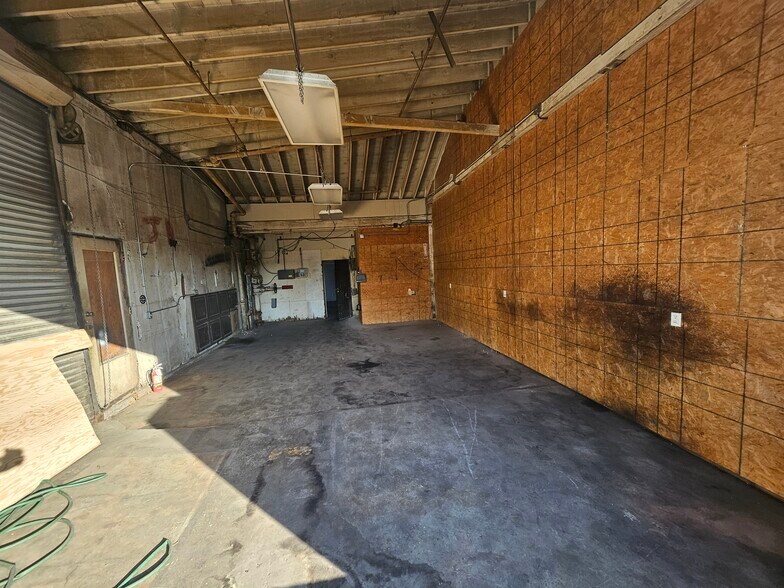 More Photos Of 3008 W Hyde Park Blvd, Los Angeles Warehouse For Lease