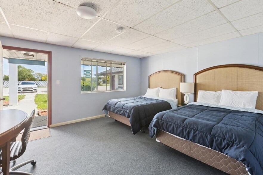 Primary Photo Of 6815 Dixie Hwy, Bridgeport Hotel For Sale