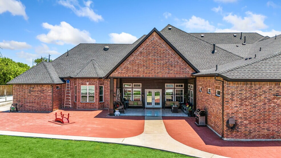 More Photos Of 703 E Oates Rd, Garland Unknown For Lease