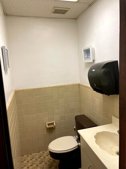 More Photos Of 1301 S Broad St, Philadelphia Office Residential For Lease