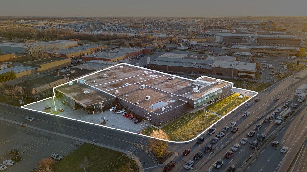 More Photos Of 5950 Ch De La Côte-De-Liesse, Mont-Royal Distribution For Sale