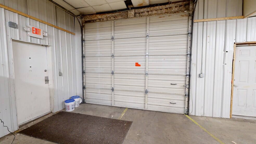 More Photos Of 555 N 13th St, Rogers Warehouse For Lease