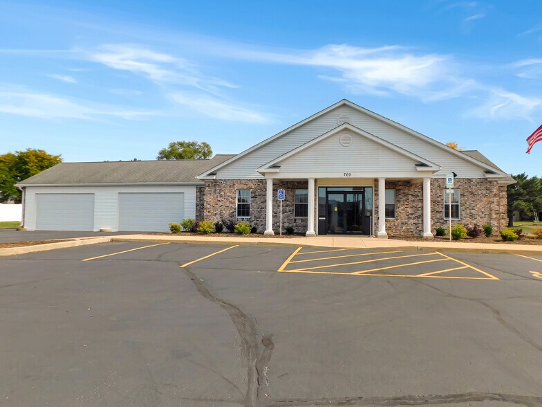 More Photos Of 769 N Blackhawk Blvd, Rockton Office For Lease