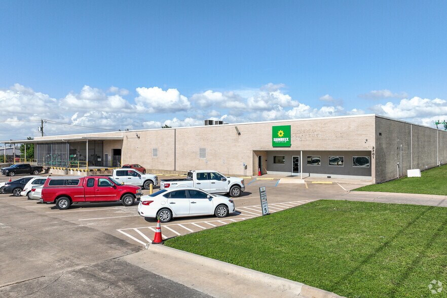 More Photos Of 3701 Dalworth St, Arlington Warehouse For Lease