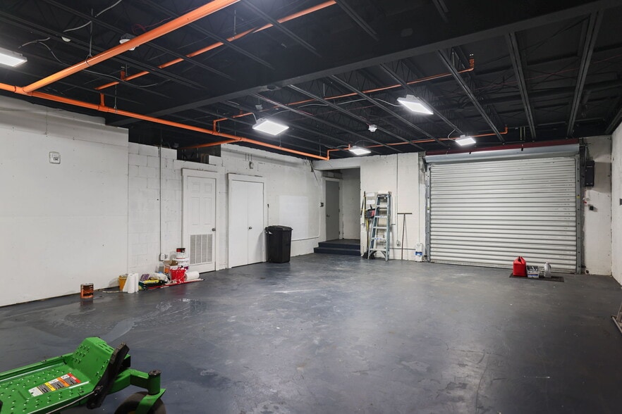 More Photos Of 10830 Navajo Dr, Saint Petersburg Showroom For Sale