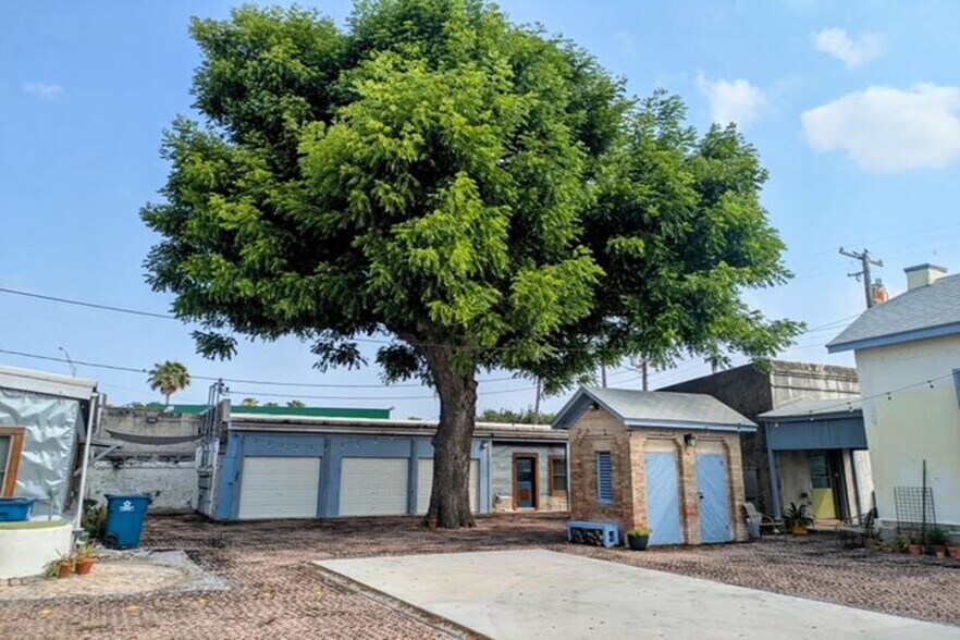 More Photos Of 828 E 15th St, Brownsville Office For Sale