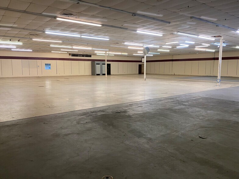 More Photos Of 305 Green St, Warner Robins Industrial For Sale