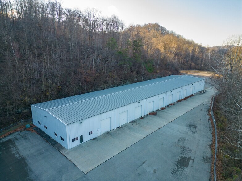 More Photos Of 376 Hope Station Rd, Weston Warehouse For Lease