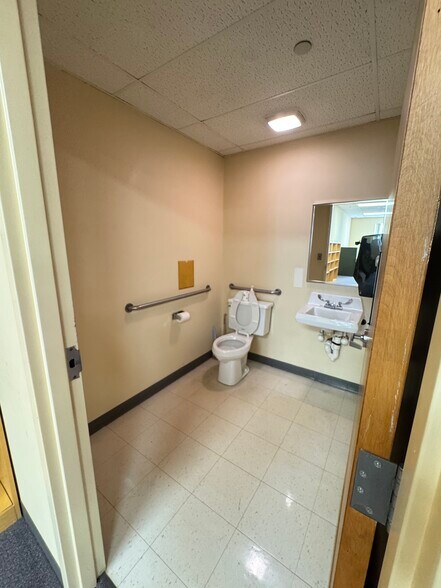 More Photos Of 40 E Simmons St, Galesburg Flex For Sale