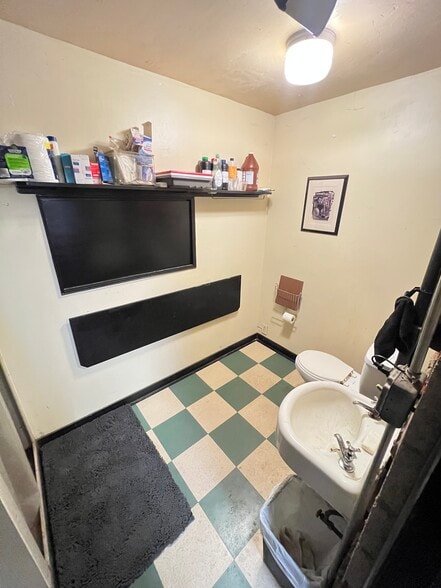More Photos Of 1438-1442 Light St, Baltimore Showroom For Sale