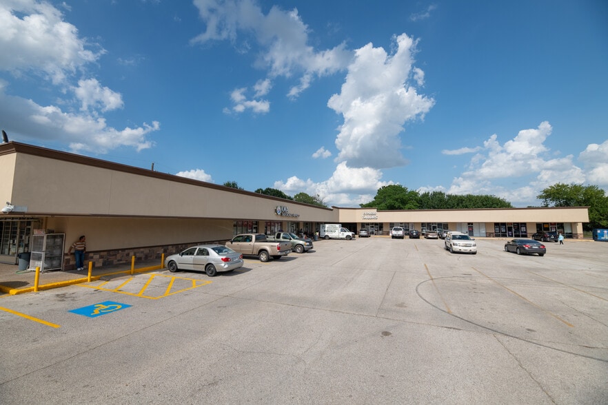 More Photos Of 11302-11332 Huffmeister Rd, Houston Unknown For Lease