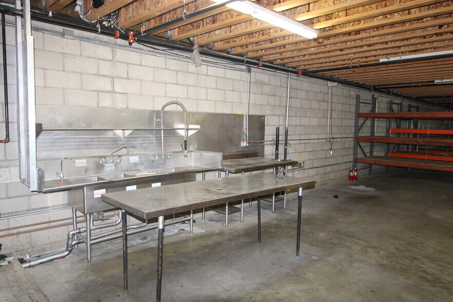 More Photos Of 429 S Flower St, Burbank Warehouse For Lease