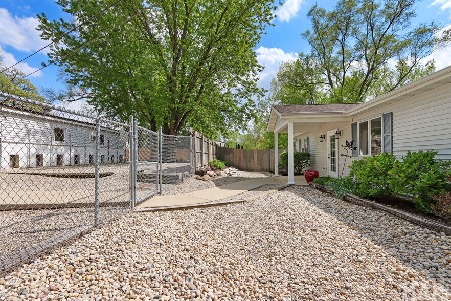 More Photos Of 4403 S Roberts Rd, Island Lake Veterinarian Kennel For Sale
