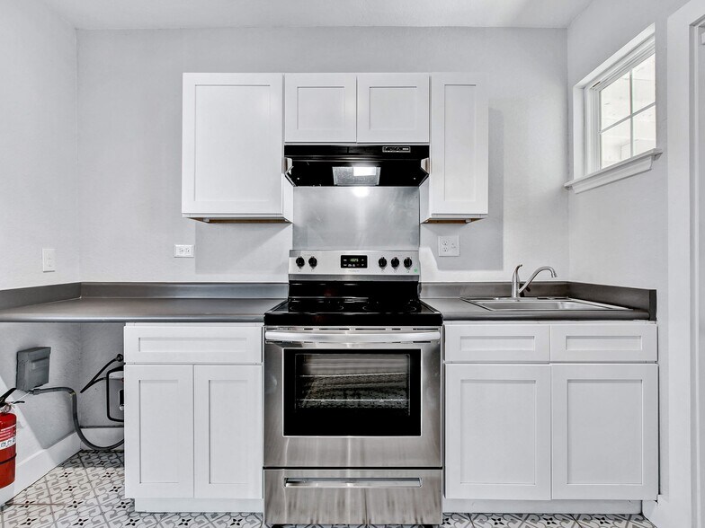 More Photos Of 1020 W French Plz, San Antonio Apartments For Sale