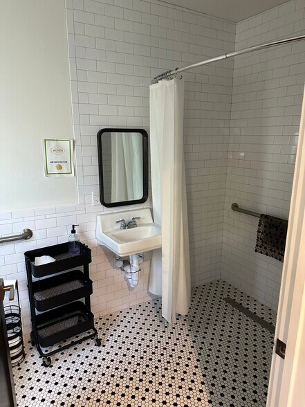 More Photos Of 2104 N Austin Ave, Georgetown Office For Sale