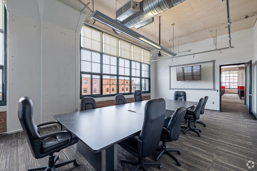 More Photos Of 2030-2050 Boul Pie IX, Montréal Loft Creative Space For Lease
