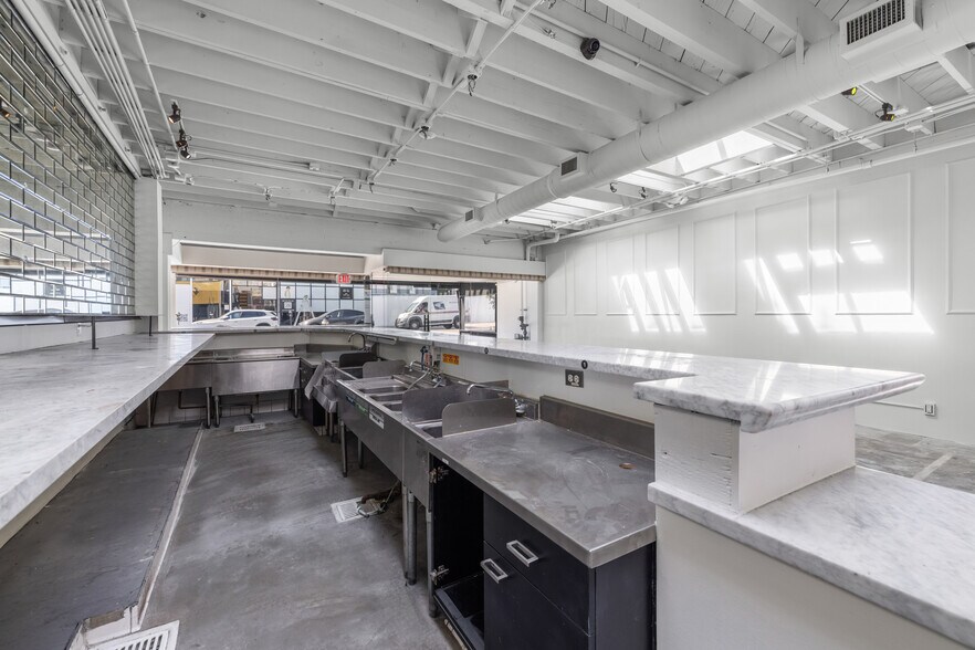 More Photos Of 310-315 S Robertson Blvd, Los Angeles Storefront For Lease