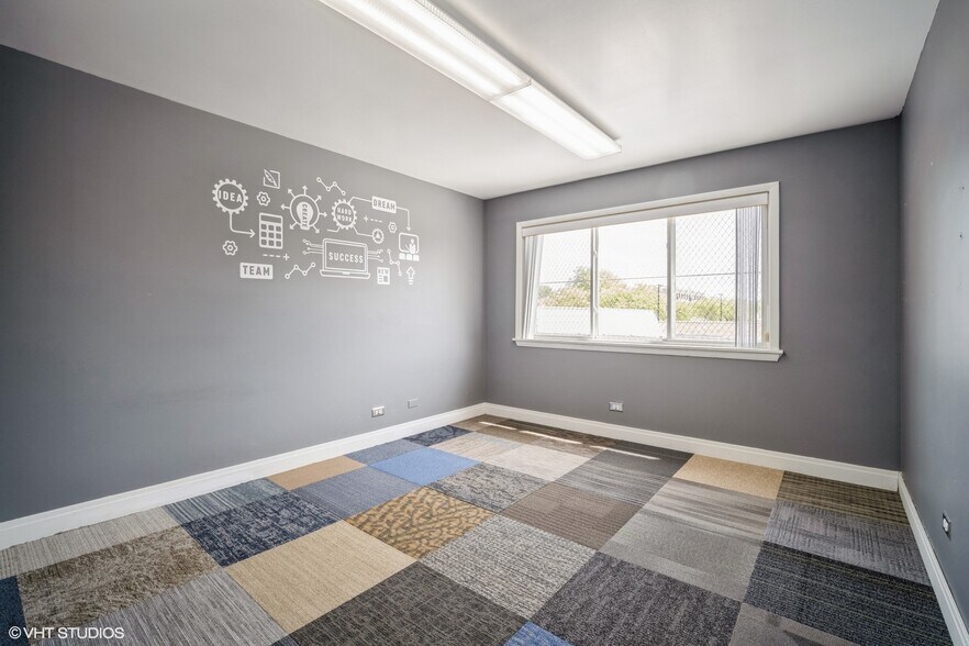 More Photos Of 8755 Trumbull Ave, Skokie Office For Lease