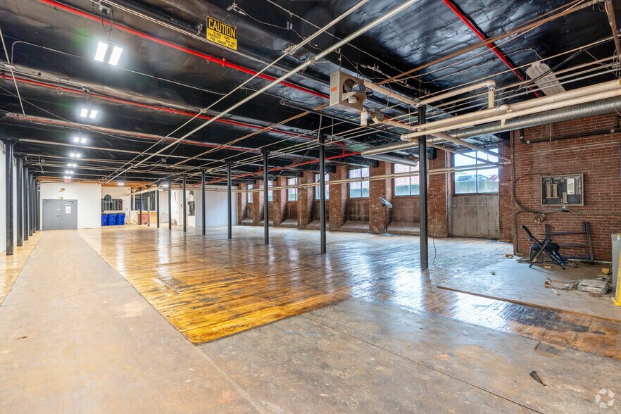 More Photos Of 4 Open Square Way, Holyoke Showroom For Lease