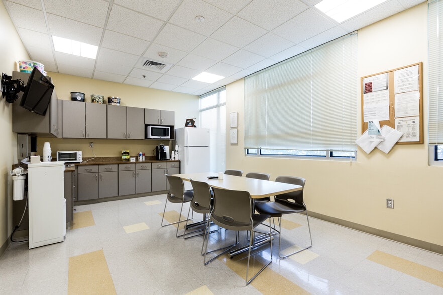 More Photos Of 1950 NE Green Oaks Blvd, Arlington Office For Sale