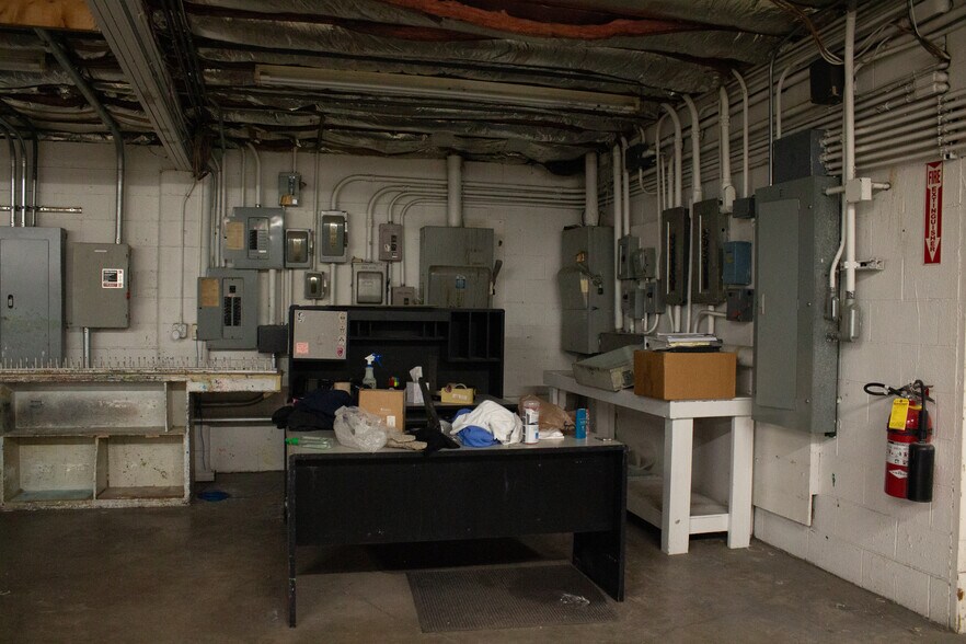 More Photos Of 645 Bellefontaine Ave, Marion Light Distribution For Sale