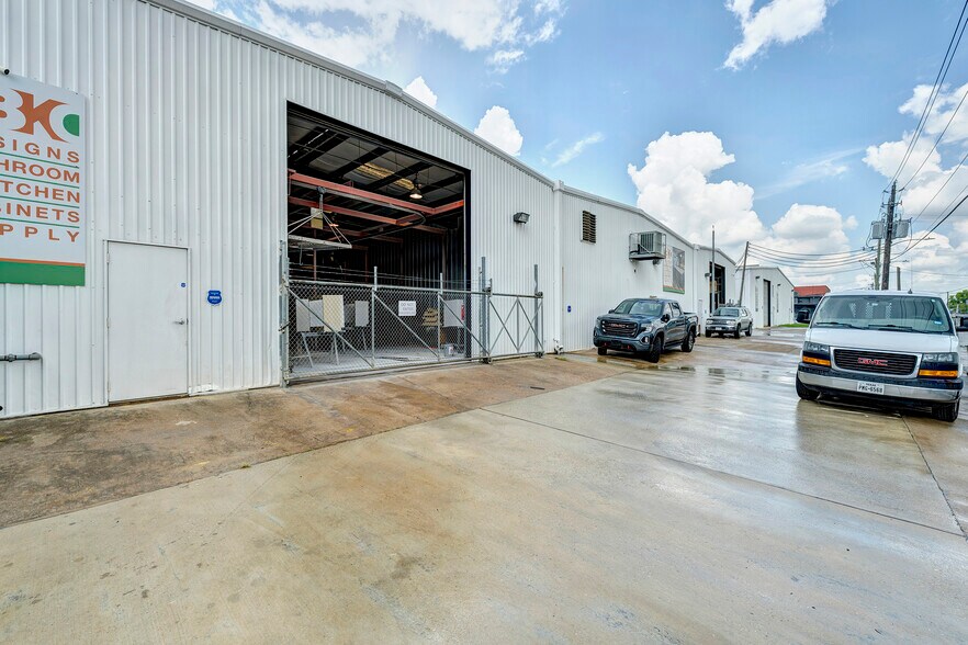 More Photos Of 1406-1420 Telephone Rd, Houston Showroom For Sale