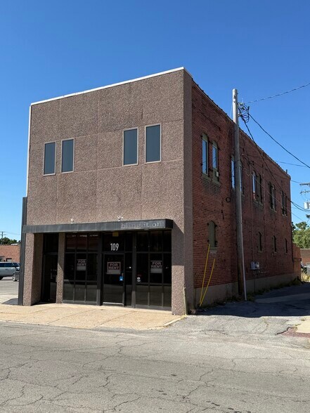 More Photos Of 109 W Monroe St, Herrin Storefront Retail Residential For Sale