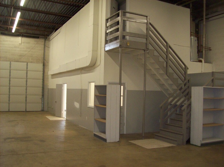 More Photos Of 112 Oakgrove Rd, Dulles Town Center Warehouse For Sale