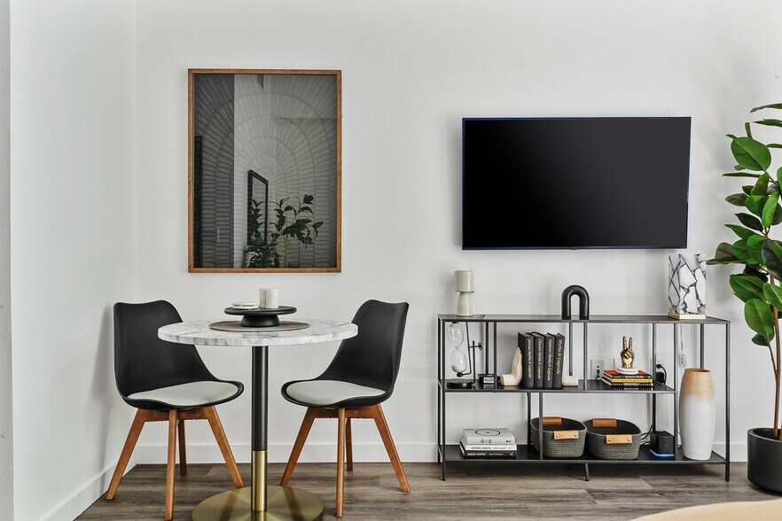 More Photos Of 2528 S Grand Ave, Los Angeles Apartments For Lease