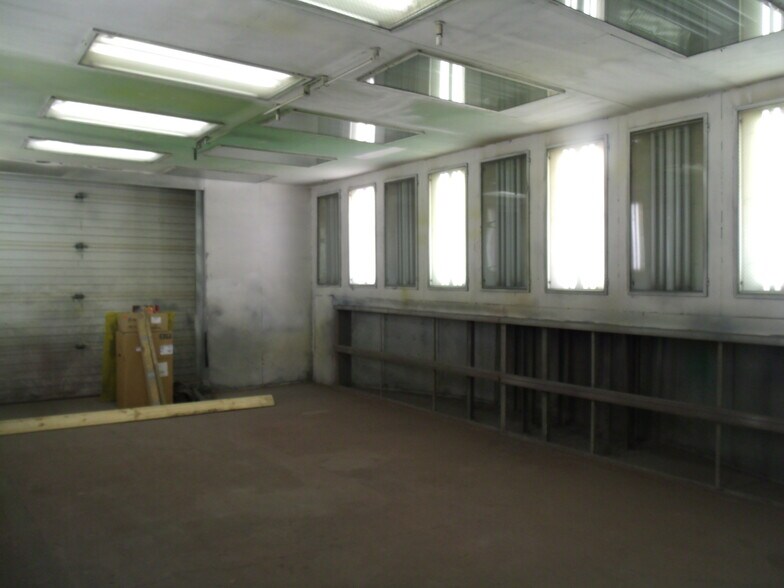 More Photos Of 411 Holmes St, Frankfort Light Distribution For Sale