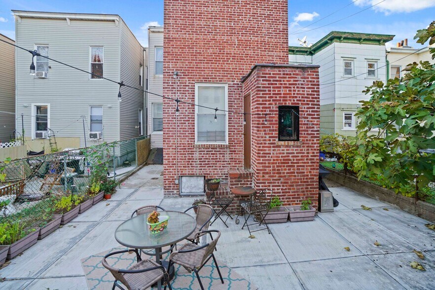 More Photos Of 1920 Palmetto St, Ridgewood Dormitory For Sale