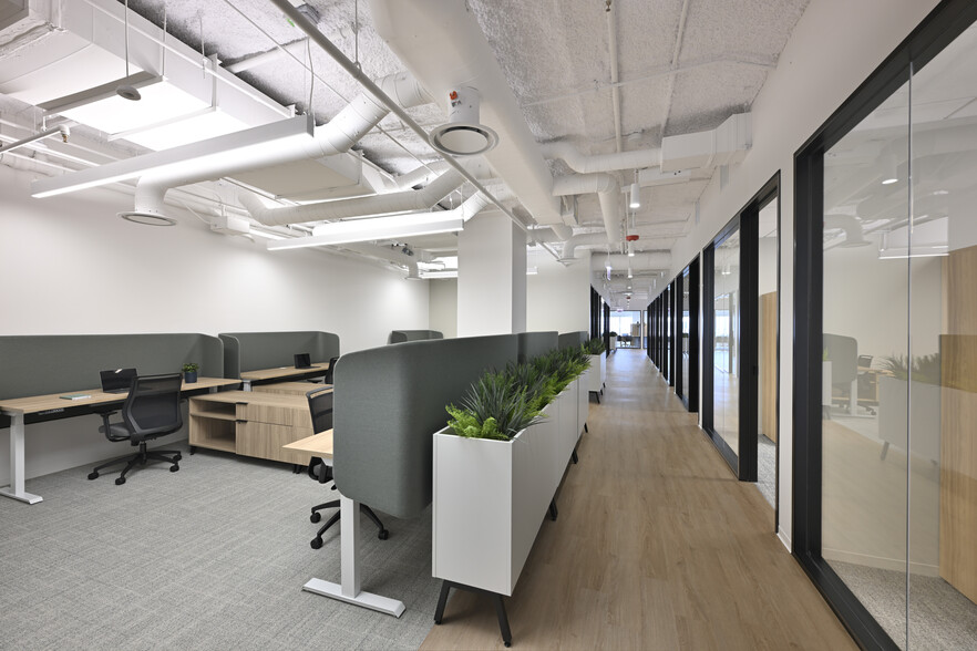More Photos Of 200 S Wacker Dr, Chicago Office For Lease