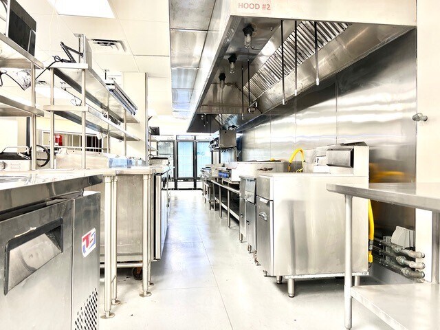 More Photos Of 1002 E Newport Center Dr, Deerfield Beach Flex For Lease