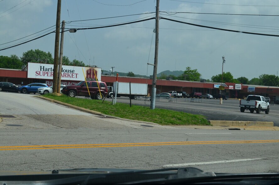 More Photos Of 316-326 Eureka Ave, Berryville Supermarket For Lease