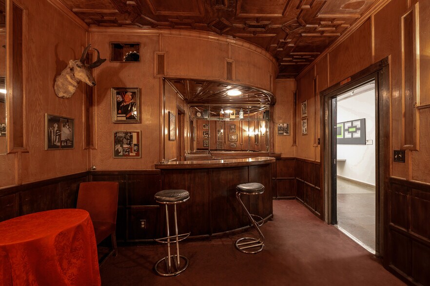 More Photos Of 6757 Hollywood Blvd, Los Angeles General Retail For Sale