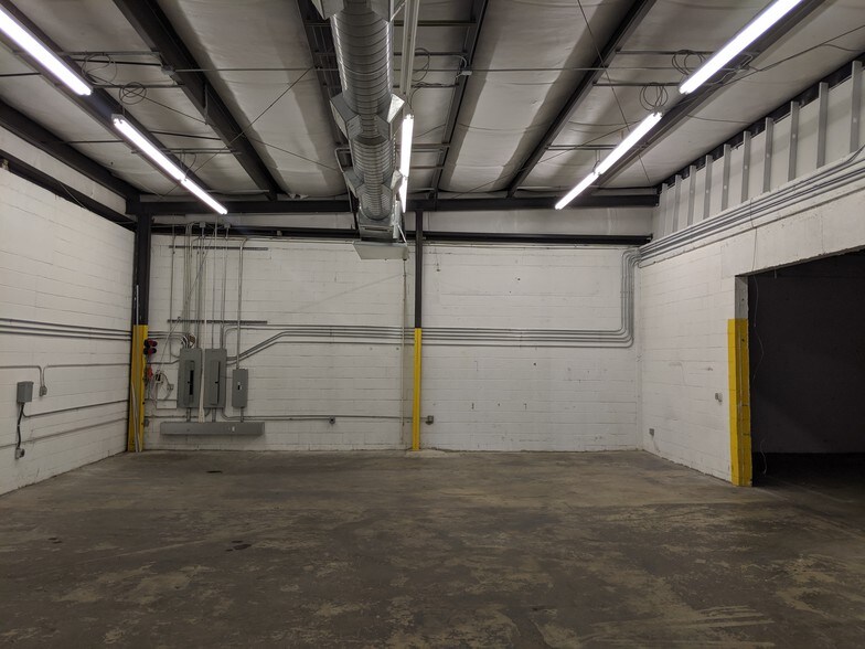 More Photos Of 650 Canion St, Austin Warehouse For Lease