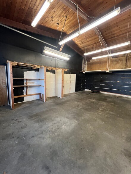 More Photos Of 2774 Woodland Dr, Coos Bay Warehouse For Lease
