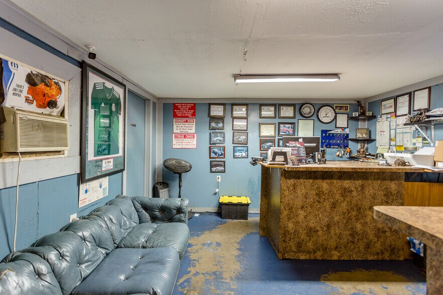 More Photos Of 8921 Daffodil Ave, Houston Auto Repair For Sale