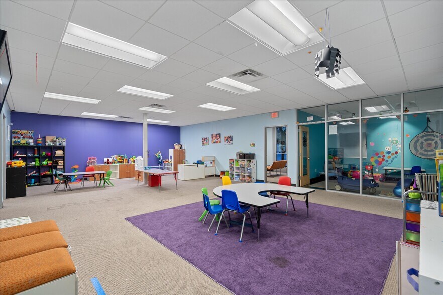 More Photos Of 9811 S IH-35, Austin Office For Sale