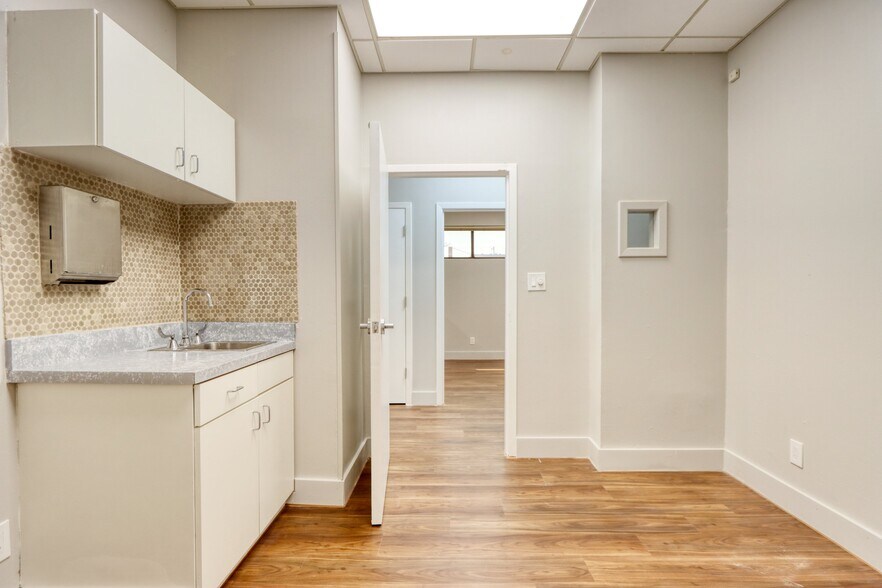 More Photos Of 1717 N Garrett Ave, Dallas Medical For Sale
