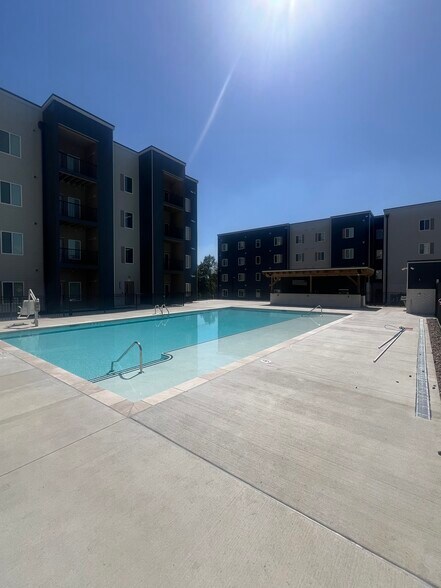 More Photos Of 7510 N Oak Trfy, Gladstone Apartments For Lease