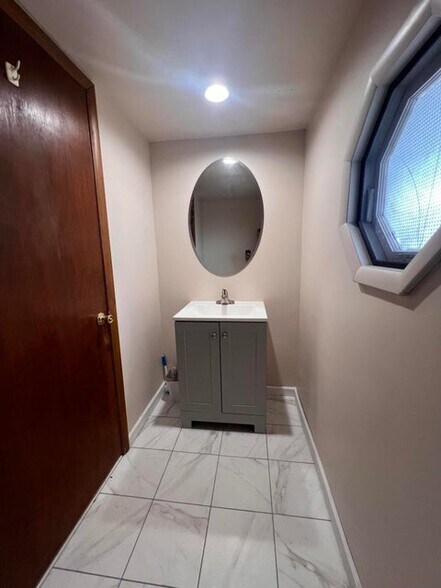 More Photos Of 3033 PA-940, Pocono Summit Showroom For Sale