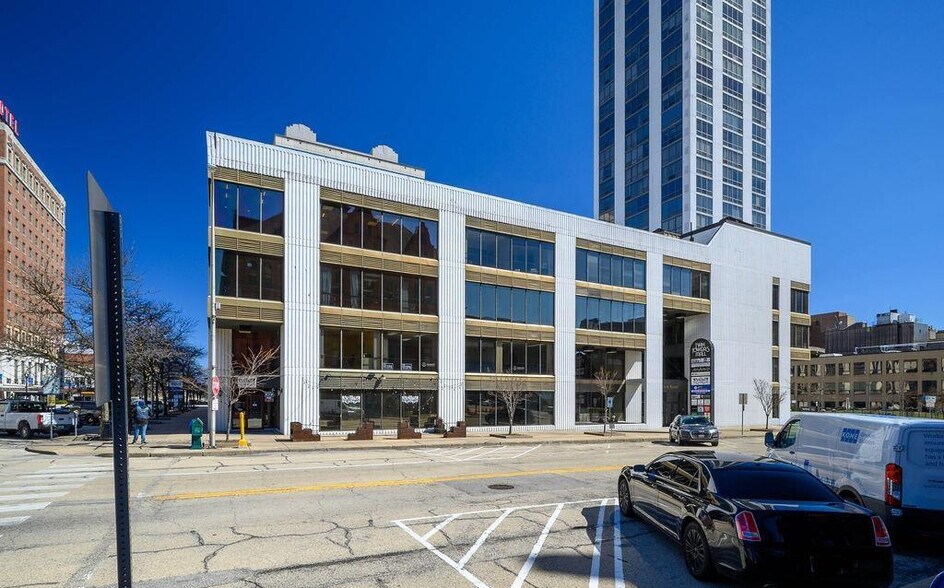 More Photos Of 456 Fulton St, Peoria Office For Sale