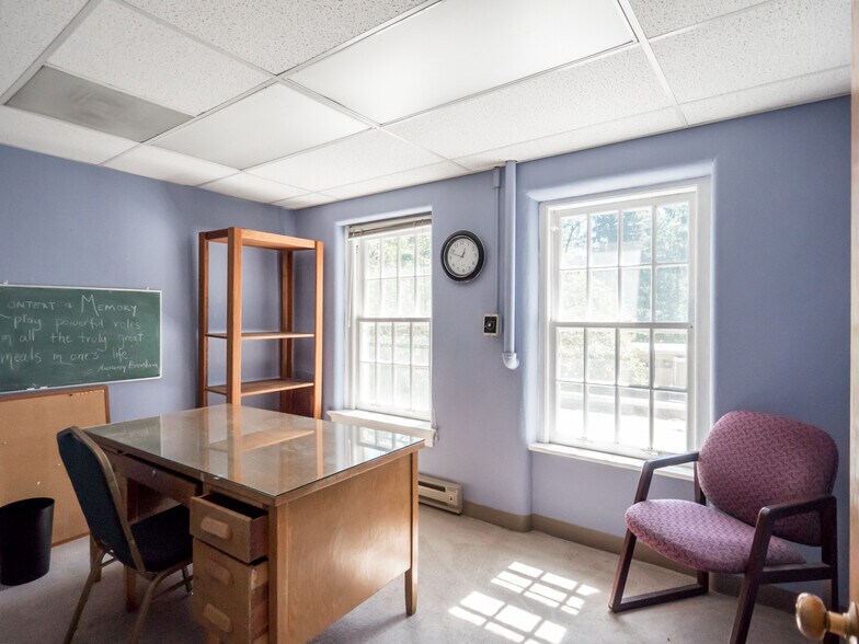More Photos Of 2640 NW Alexandra Ave, Portland Specialty For Sale