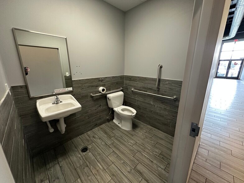 More Photos Of 3233 E Sunshine St, Springfield General Retail For Lease