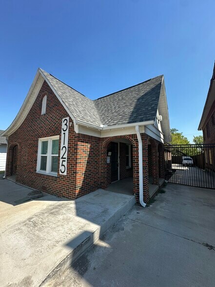 Primary Photo Of 3125 Hemphill St, Fort Worth Office For Sale