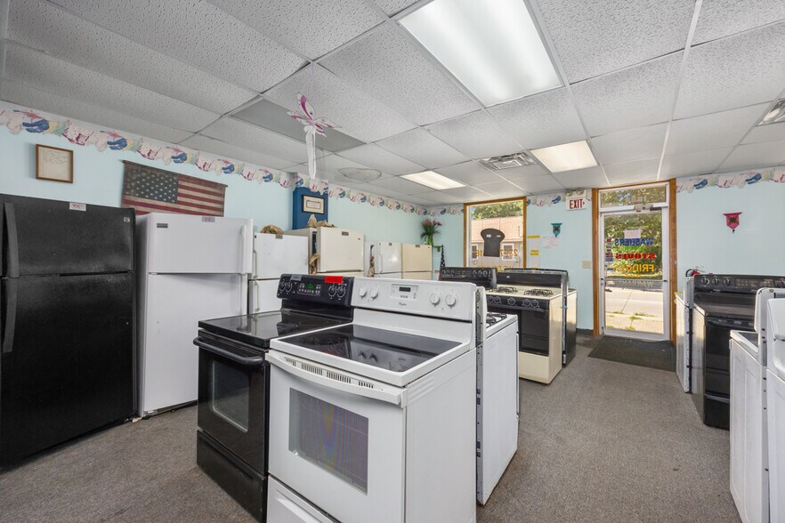 More Photos Of 1090 S Getty St, Muskegon Storefront For Sale